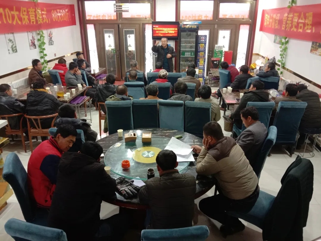 赵红卫老师为客户做养殖技术培训